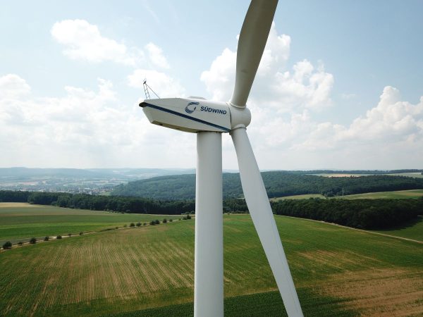 4-1.jpeg <div style="display:flex;flex-direction:column;align-items:center;text-align:center;gap:2px;"><img src="https://energy-wind.md/wp-content/uploads/2023/04/10734_suedwindpng.webp" style="width:60px;height:60px;object-fit:contain;">Turbine eoliene - Sudwind</span></div>